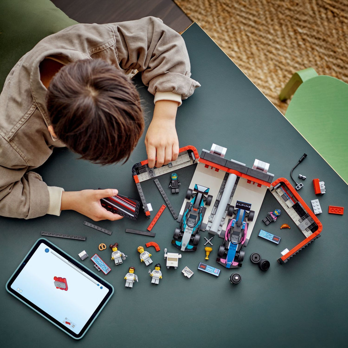 LEGO City Formula 1: F1® Garage & Mercedes-AMG & Alpine Cars