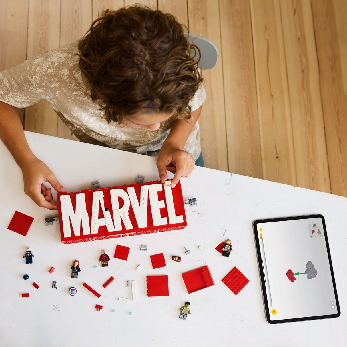 LEGO Super Heroes Marvel: MARVEL Logo & Minifigures